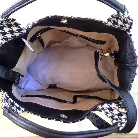 NWT. The Limited Houndstooth pattern shoulder/crossbody bag w/big front pockets. - Picture 3 of 8